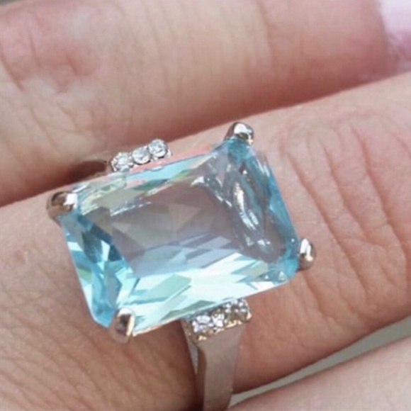 Gorgeous Aquamarine Ring Size 7 - Picture 4 of 4